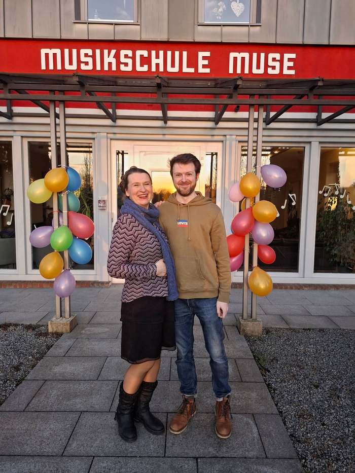 Team der Musikschule MUSE vor der neuen Niederlassung in Aplerbeck
