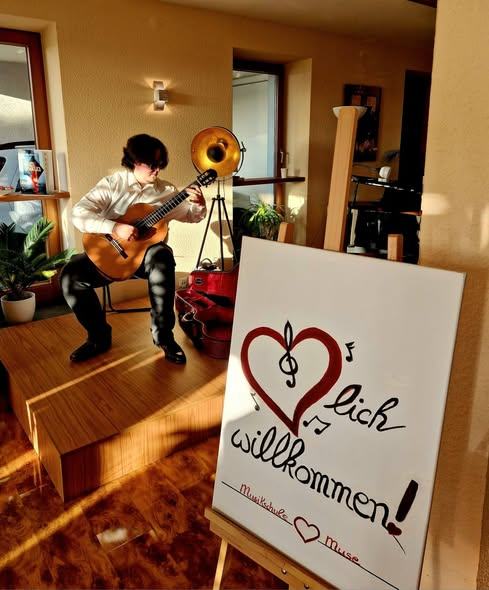 Gitarrist beim Empfang der Neueröffnung Musikschule MUSE Aplerbeck